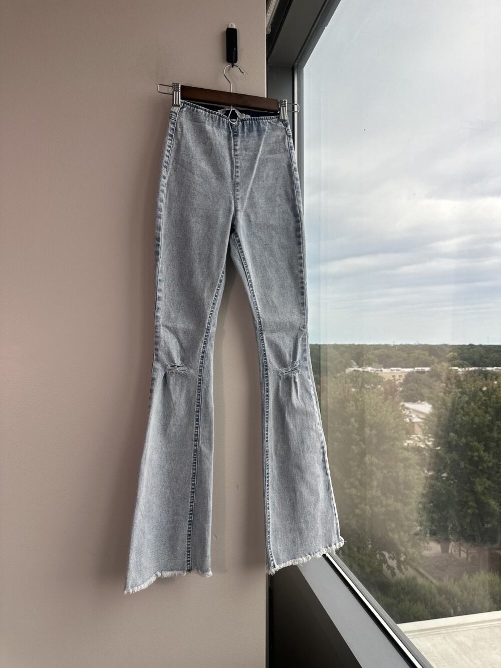 Tinseltown Pullon Distressed Frayed Hem Flare Leg Light Wash Jeans Sz 0